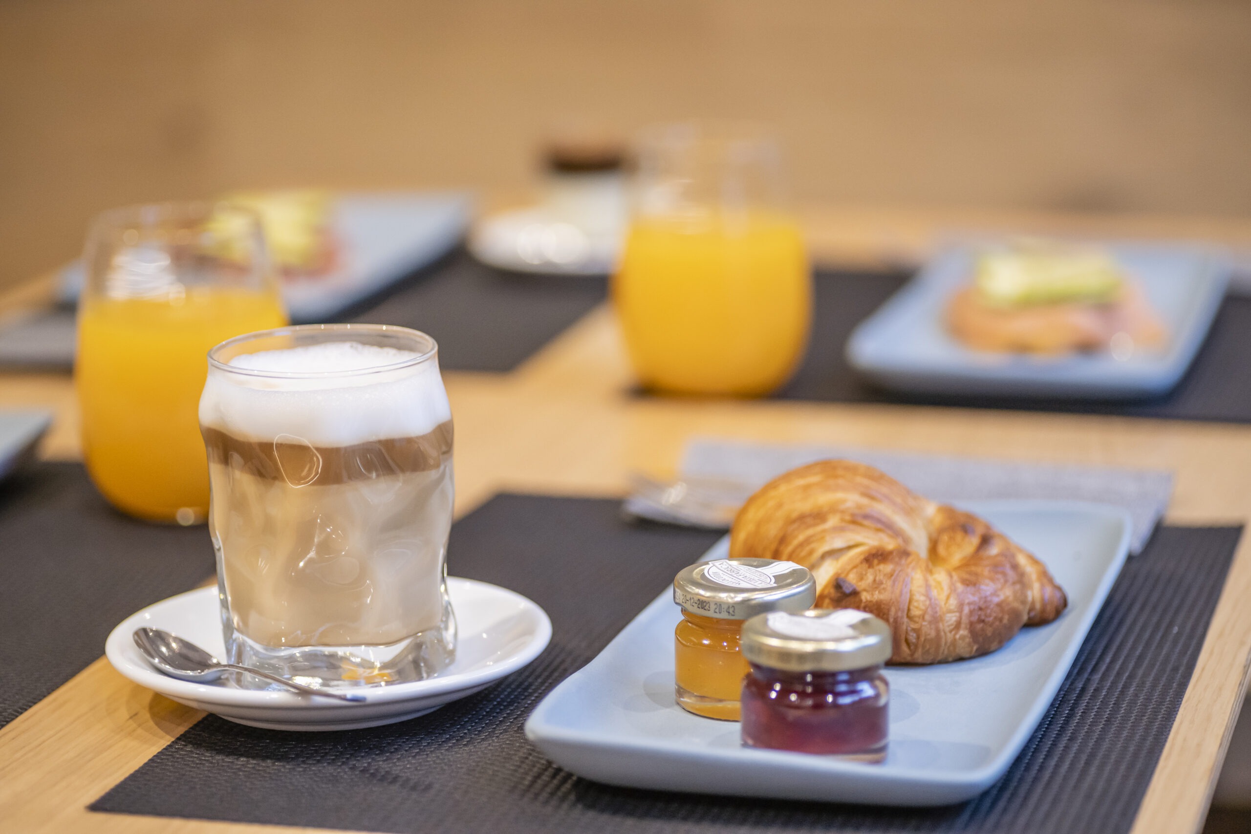 Desayuno con tostada y café en la terraza del restaurante Ongi Etorri en el centro de Eibar