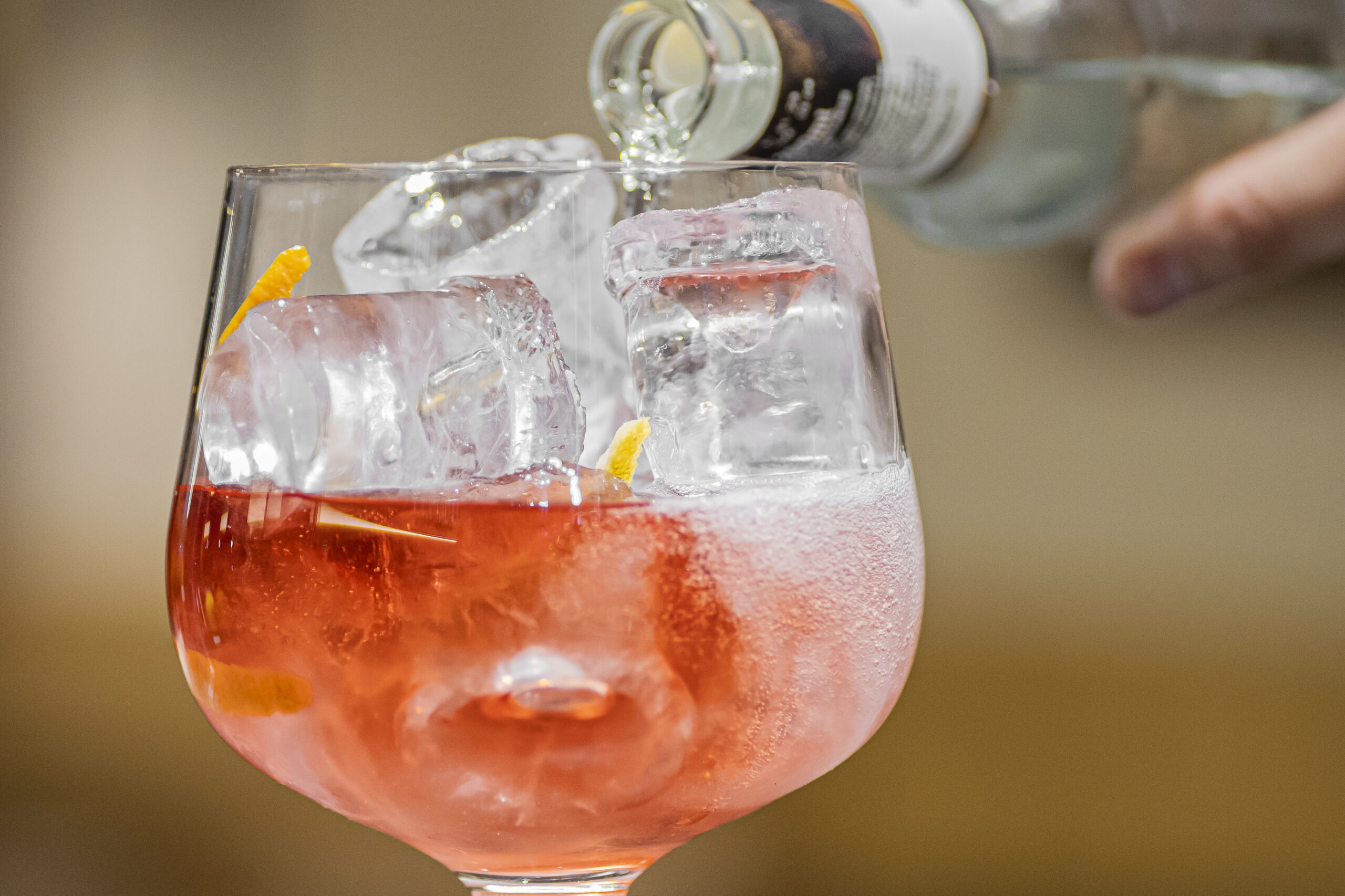 Terraza exterior del bar restaurante Ongi Etorri en el centro de Eibar, abierta todo el año